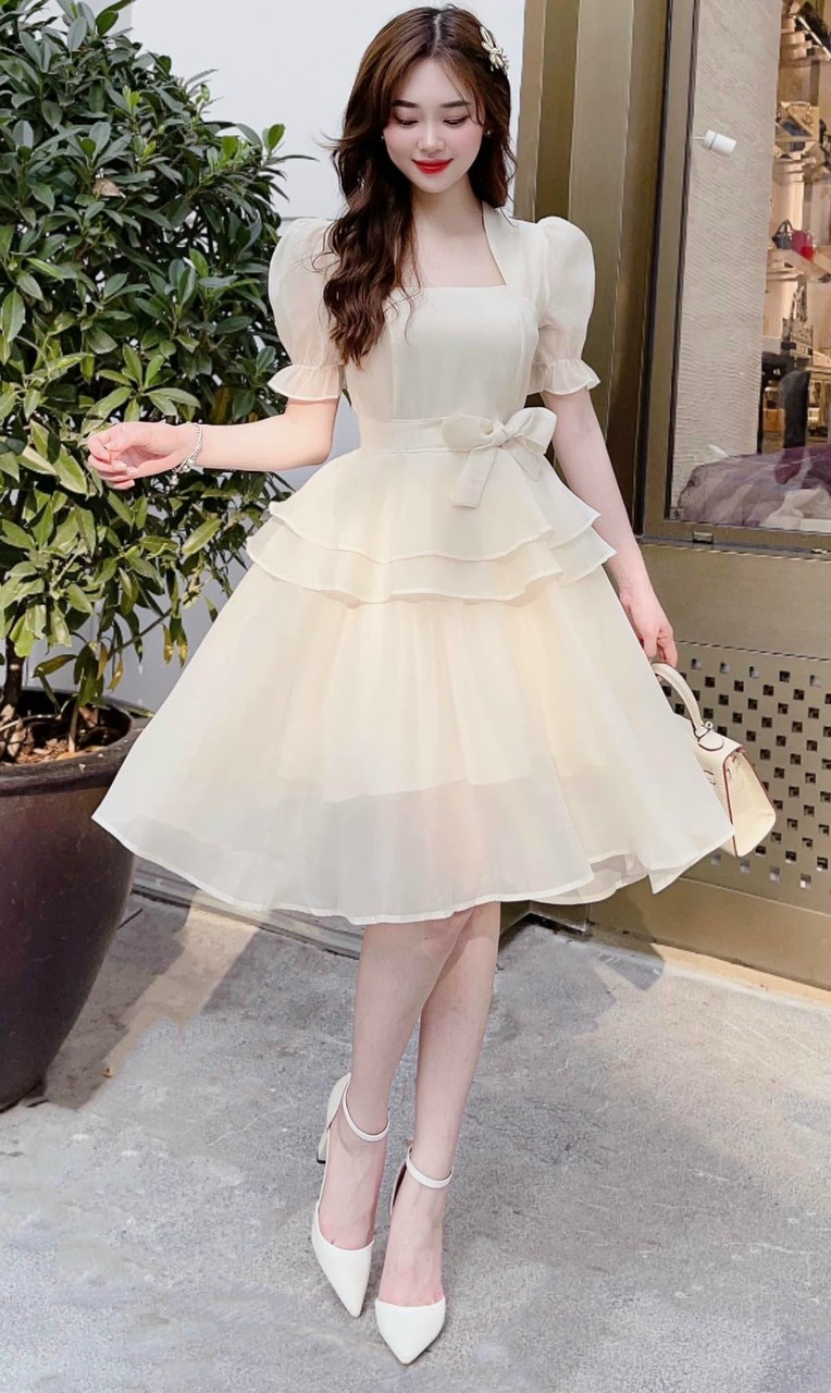 Đầm tay phồng xếp tầng cổ vuông
