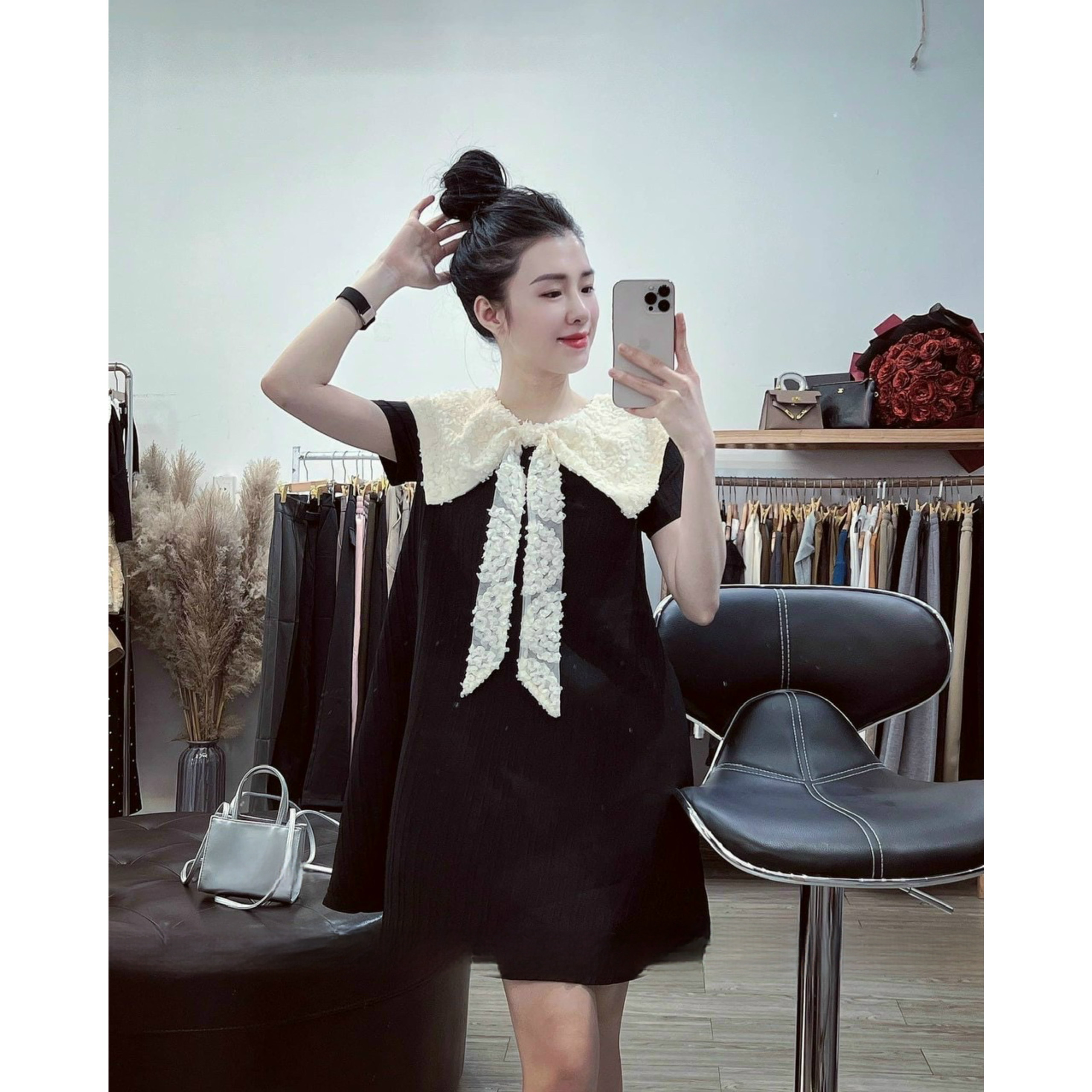 Đầm bầu dáng chữ A đen cổ hoa hồng v068