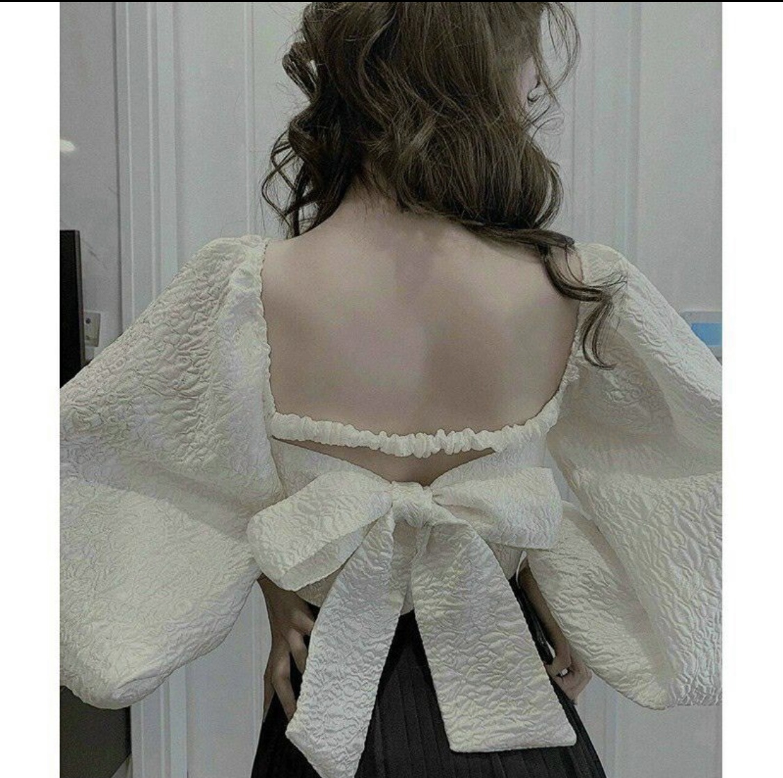 Áo tay phồng, hở lưng sexy