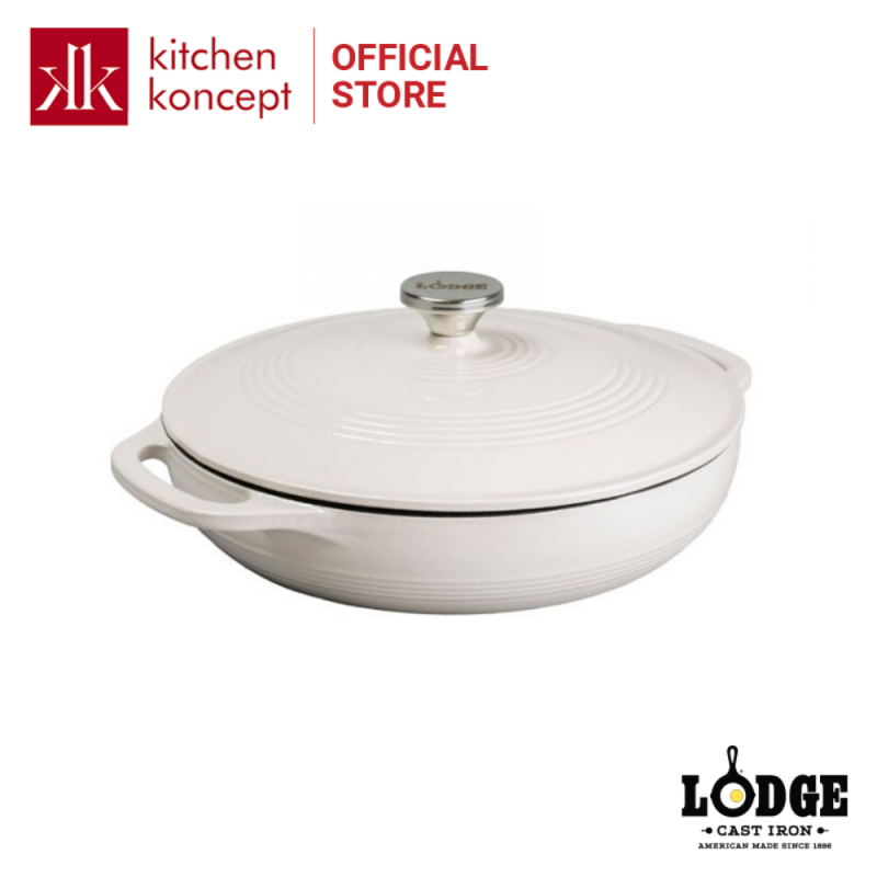 Nồi gang Lodge phủ men màu trắng 3.4L với lớp tráng men phù hợp cho món kho, hầm, nấu chậm và không lo rỉ sét. Có thể sử dụng trên bếp từ và trong lò nướng