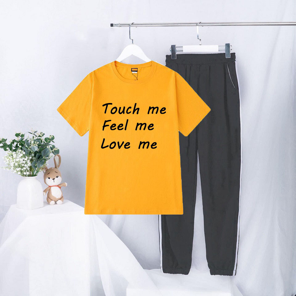 Sét Bộ Đồ Quần Áo Thời Trang Uzlzzang Nữ Ngắn Tay Mùa Hè Siêu Xinh Cute Mặc Đi Chơi Dạo Phố, Áo Vàng Cotton In Họa Tiết Touch Me Feel Me Kèm Quần Thun Sọc Bo Gấu Phong cách