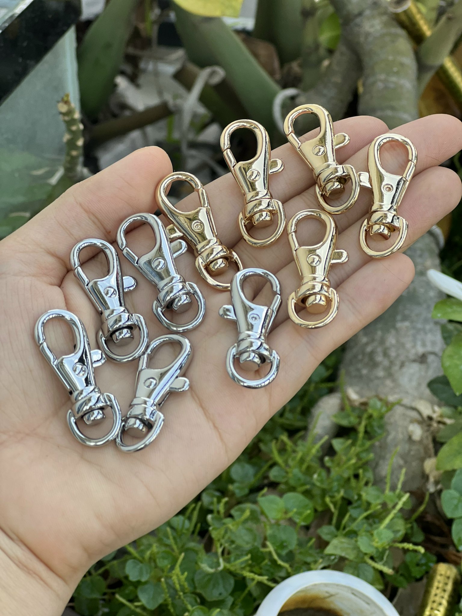 Càng cua nhỏ trơn xuất dư làm túi xách
