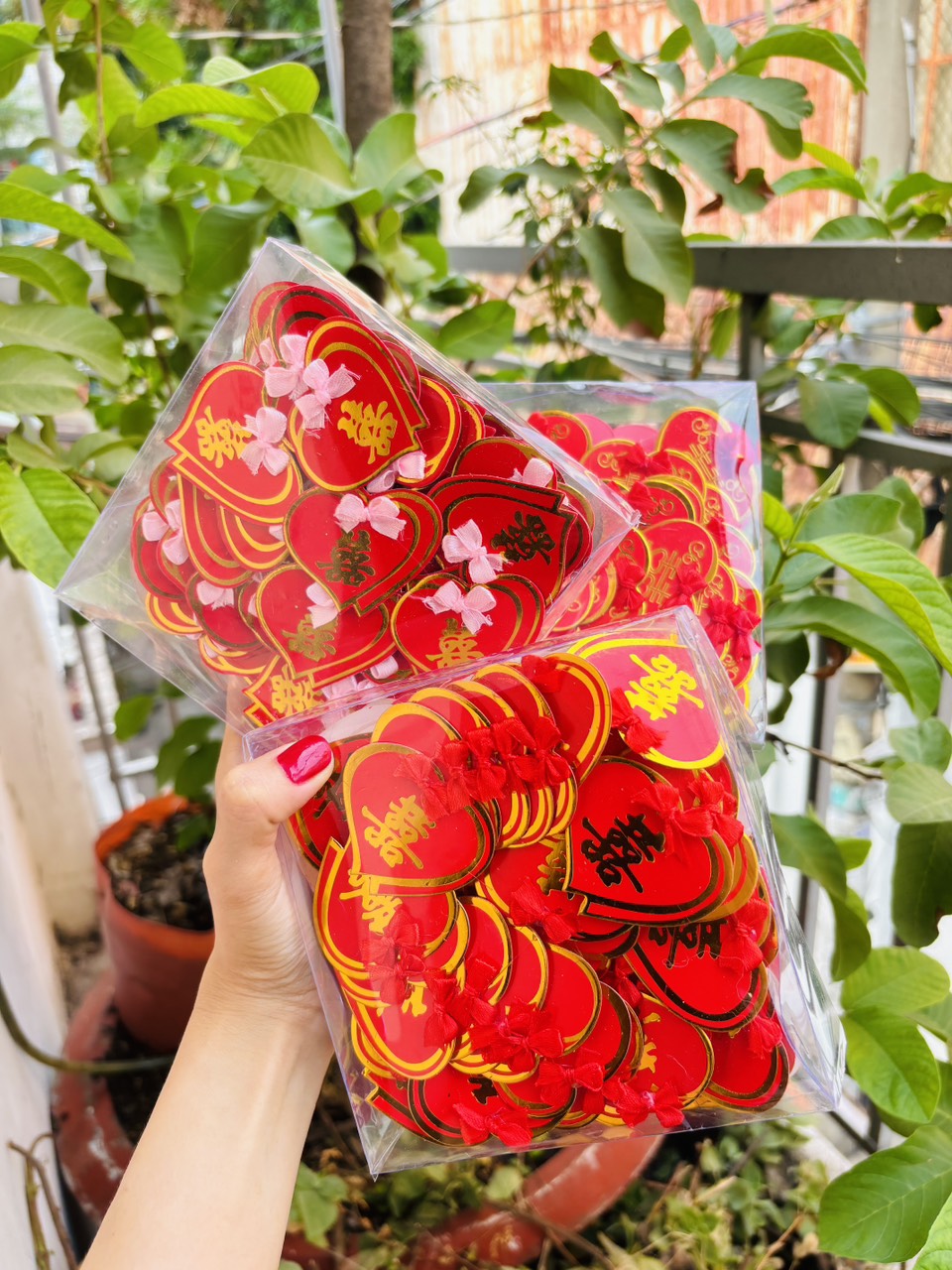 Hộp 100 tim dán áo chữ hỷ khách dự tiệc cưới hỏi