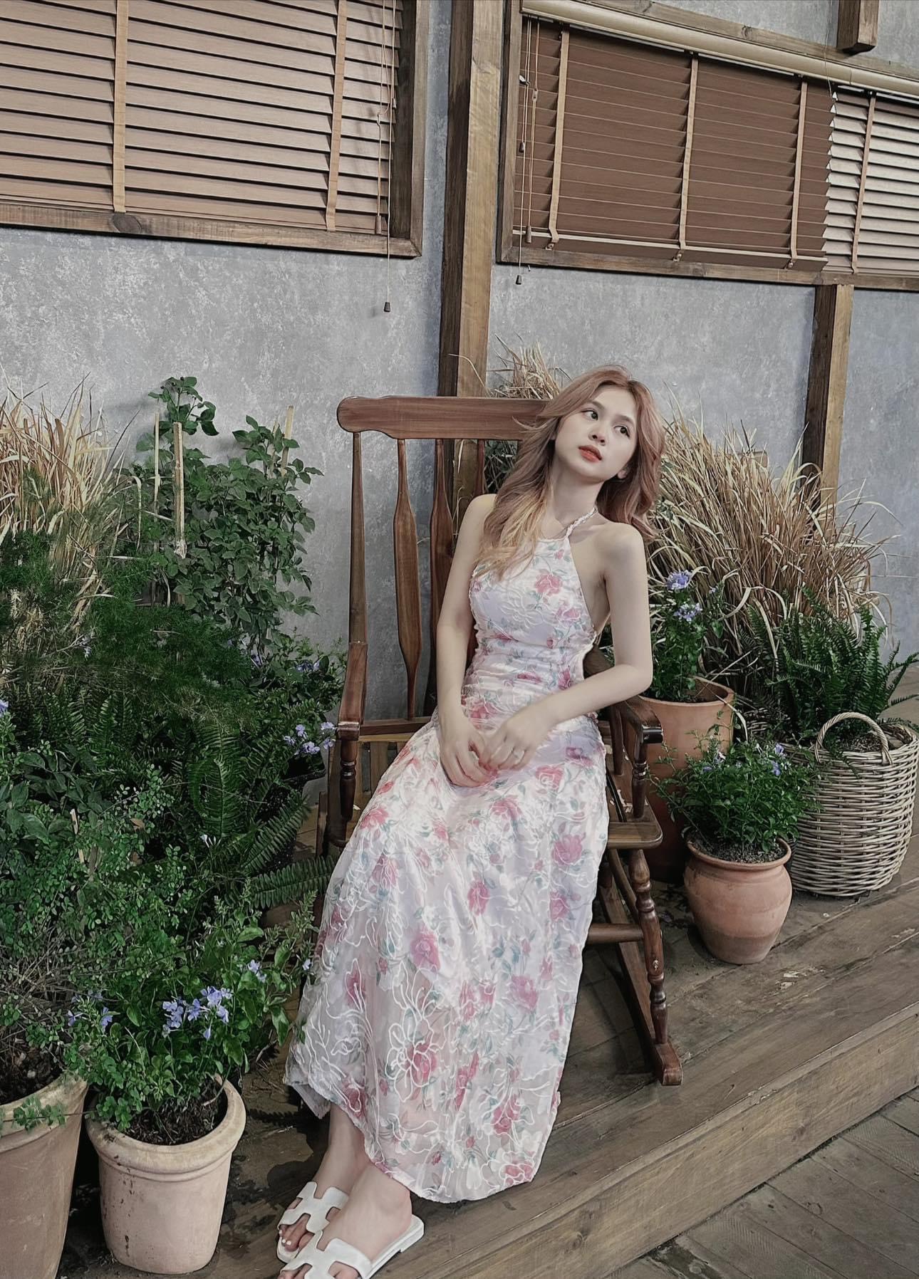 Đầm maxi đi biển thêu hoa hồng cổ yếm Freeesize Jennie Clothing - SR195