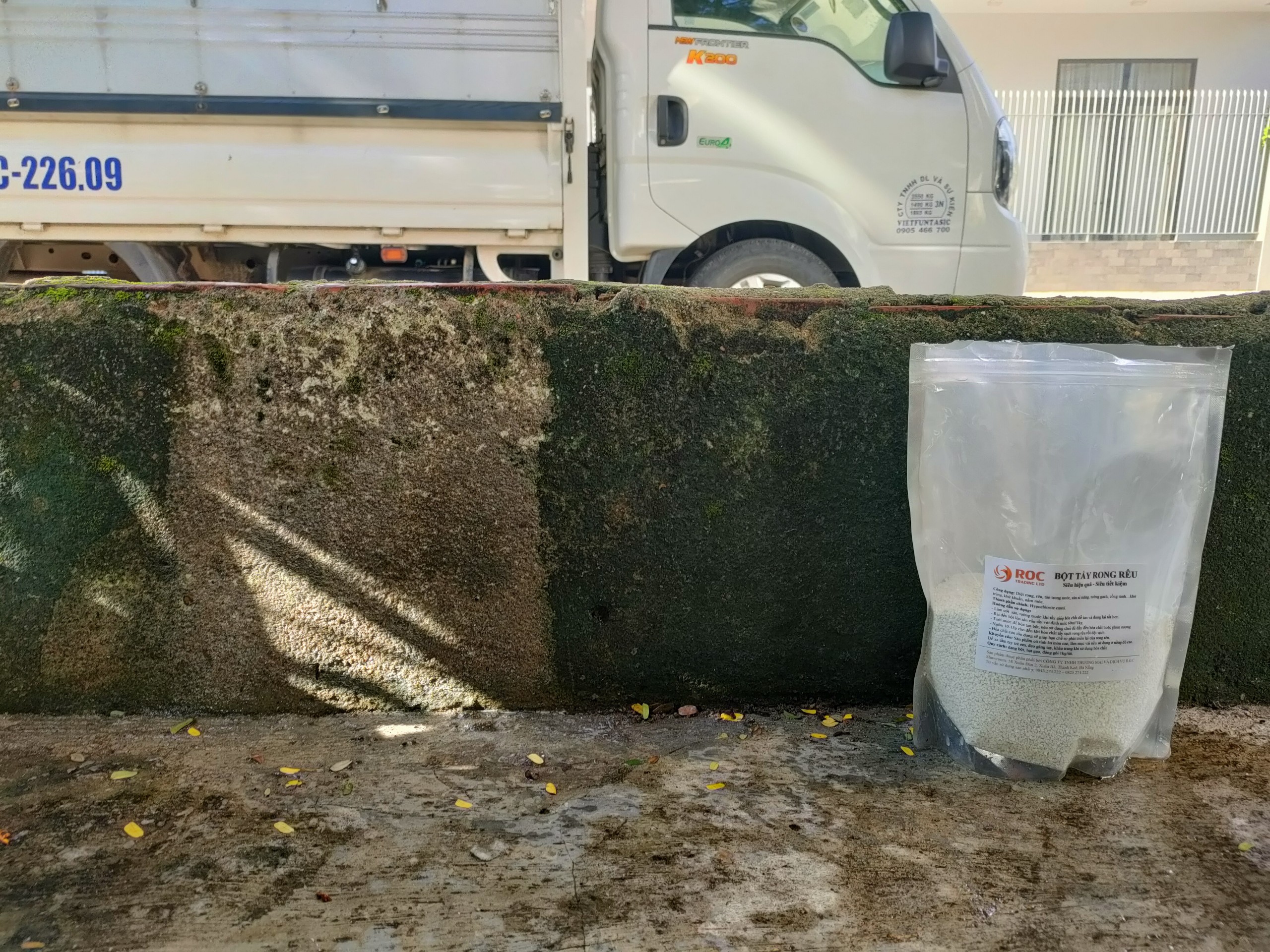 Siêu Tẩy Rong Rêu Trên Nền Xi Măng ROC - Túi 0.5kg