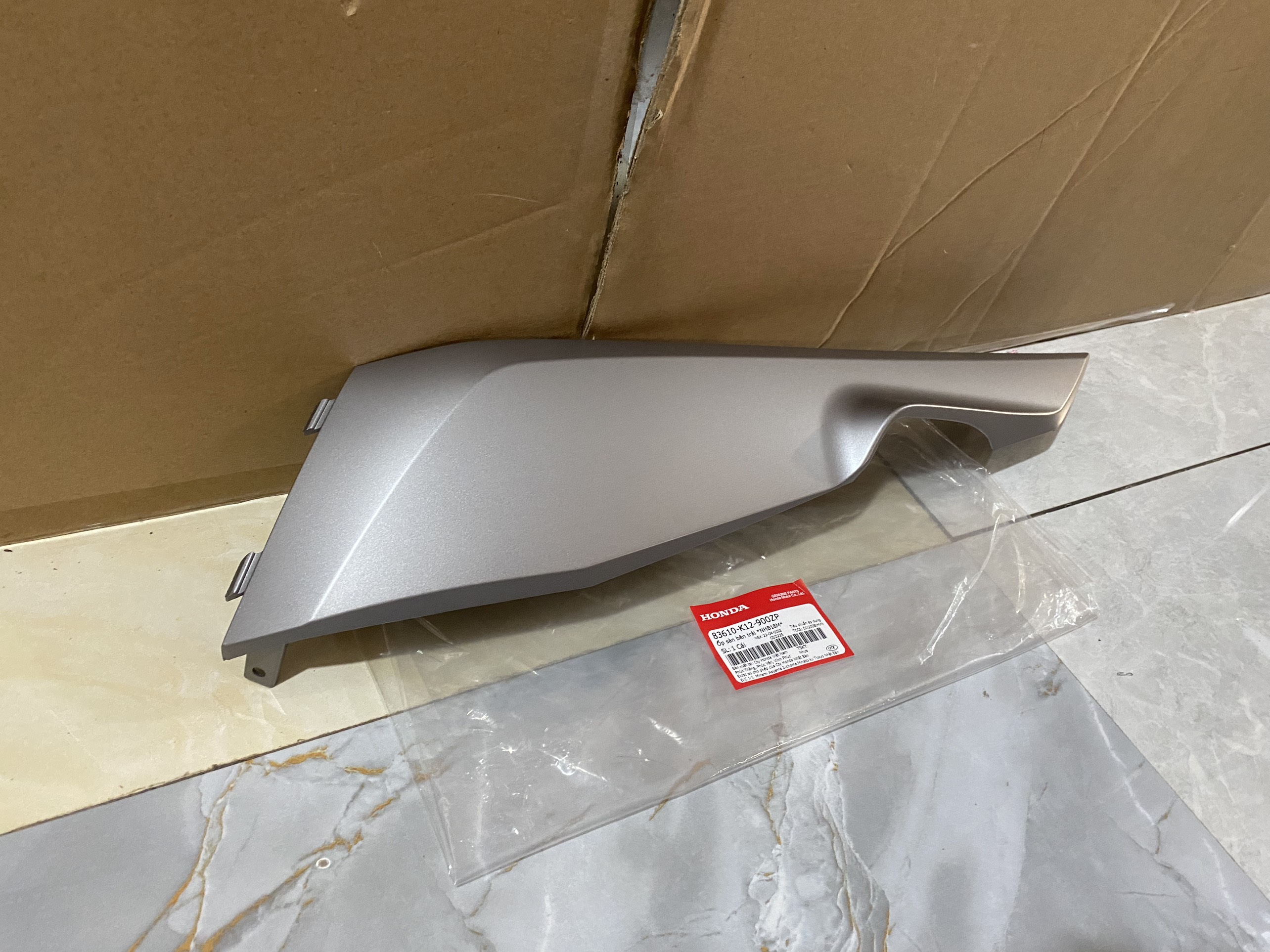 Ốp sàn bên trái lead 125 2013- 2015 màu bạc