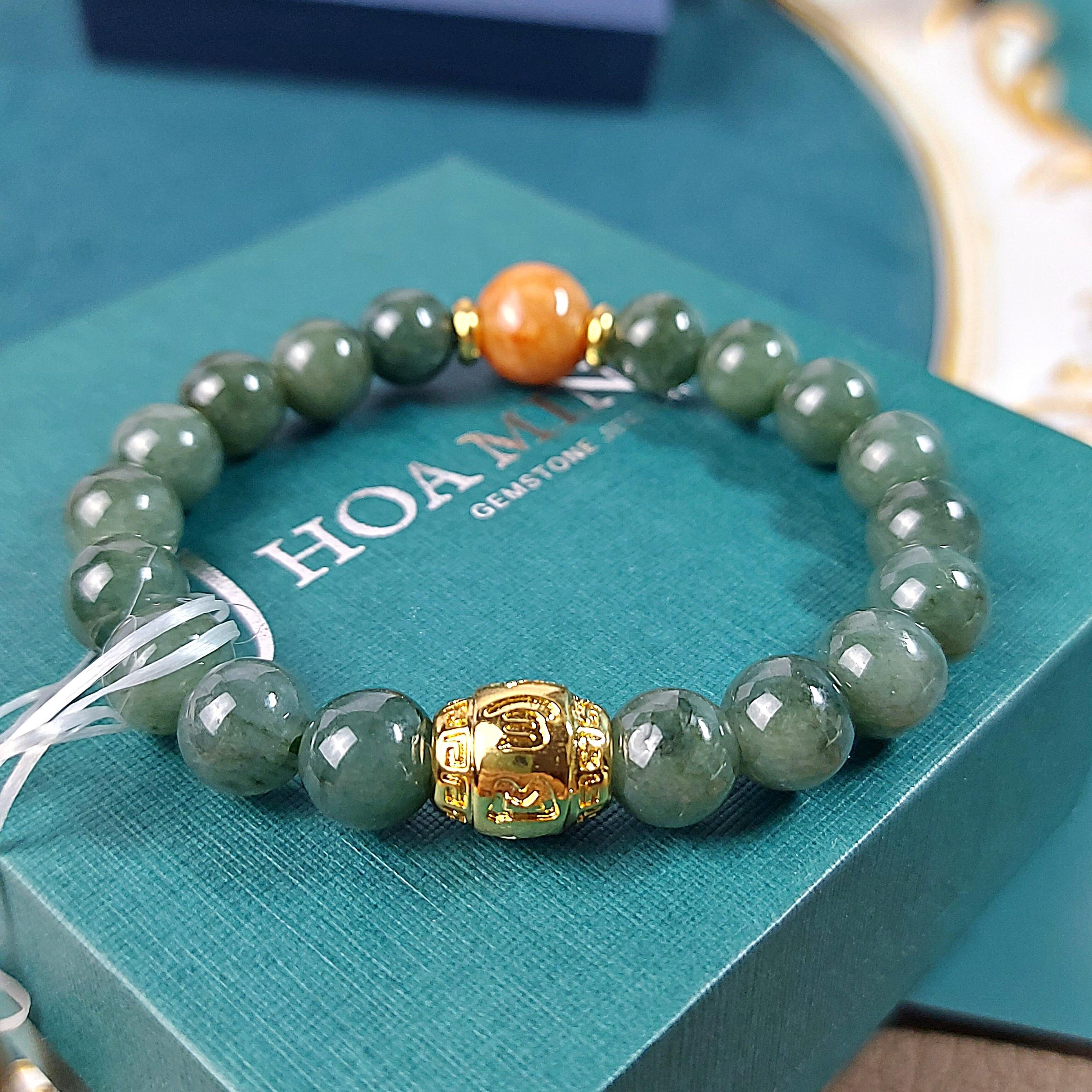 Vòng tay ngọc Cẩm Thạch 8.8 li phối charm lu thống lục chú vàng, bánh xe vàng và viên Cẩm Thạch Huyết | Hoa Minh Gem