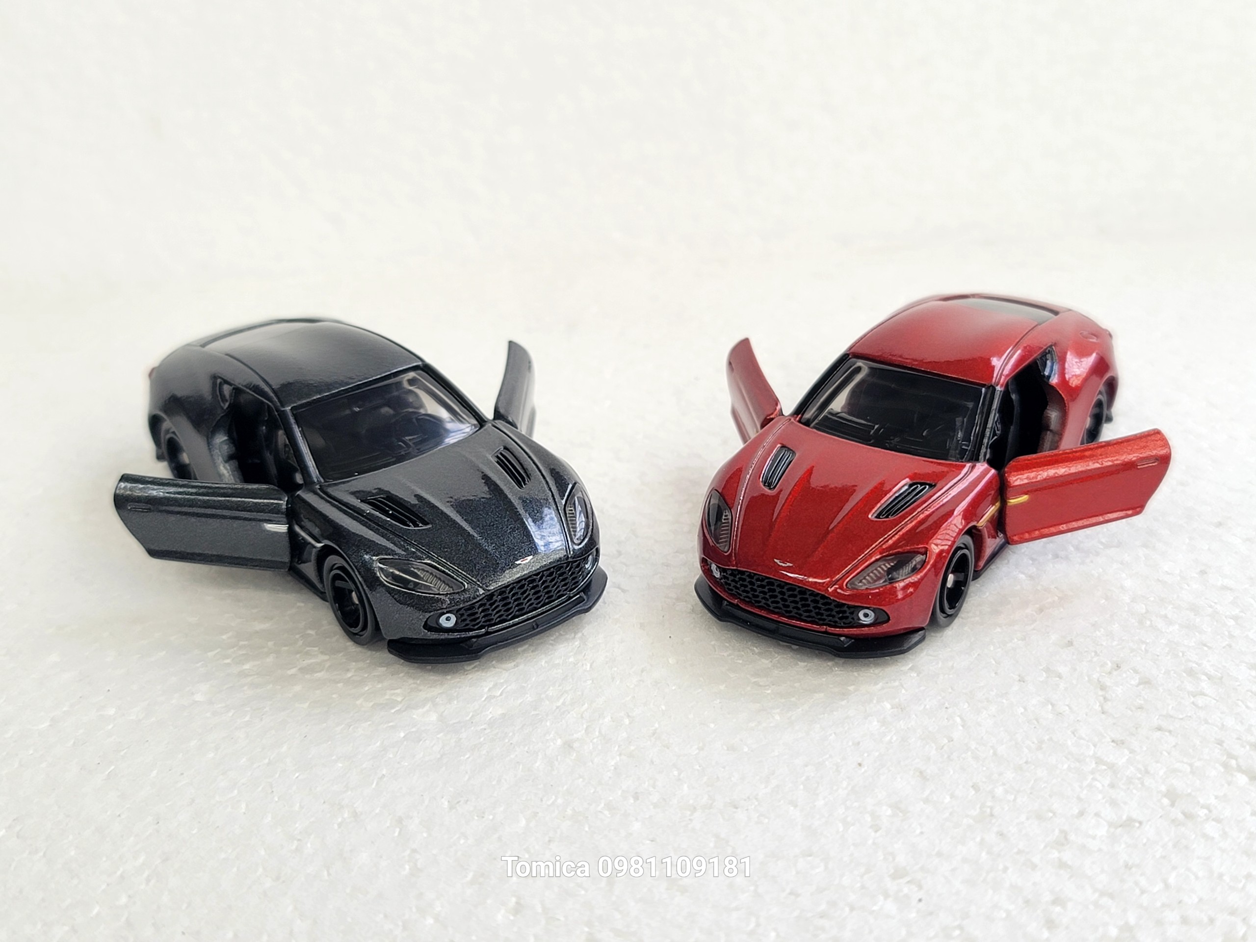 Xe mô hình Tomica - Xe Aston Martin màu đỏ và xám (Khách tự chọn) mở được cửa giá rẻ cho bé hay sưu tập