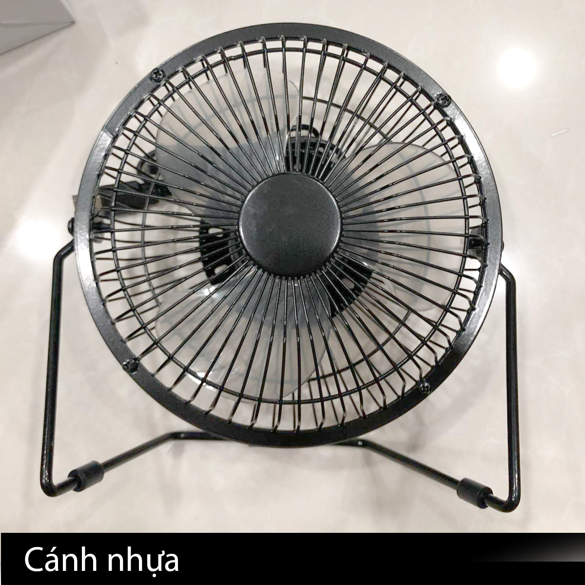 Quạt lồng sắt Lileng 819 thiết kế 3 cánh quạt cực mát và tiết kiệm điện, sức gió mạnh sử dụng nguồn điện USB 5V tiện lợi cho văn phòng, du lịch