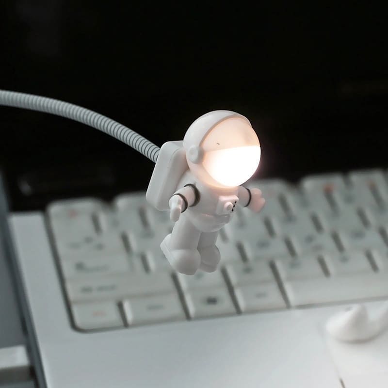 Đèn LED mini hình phi hành gia với đầu cắm USB xinh xắn
