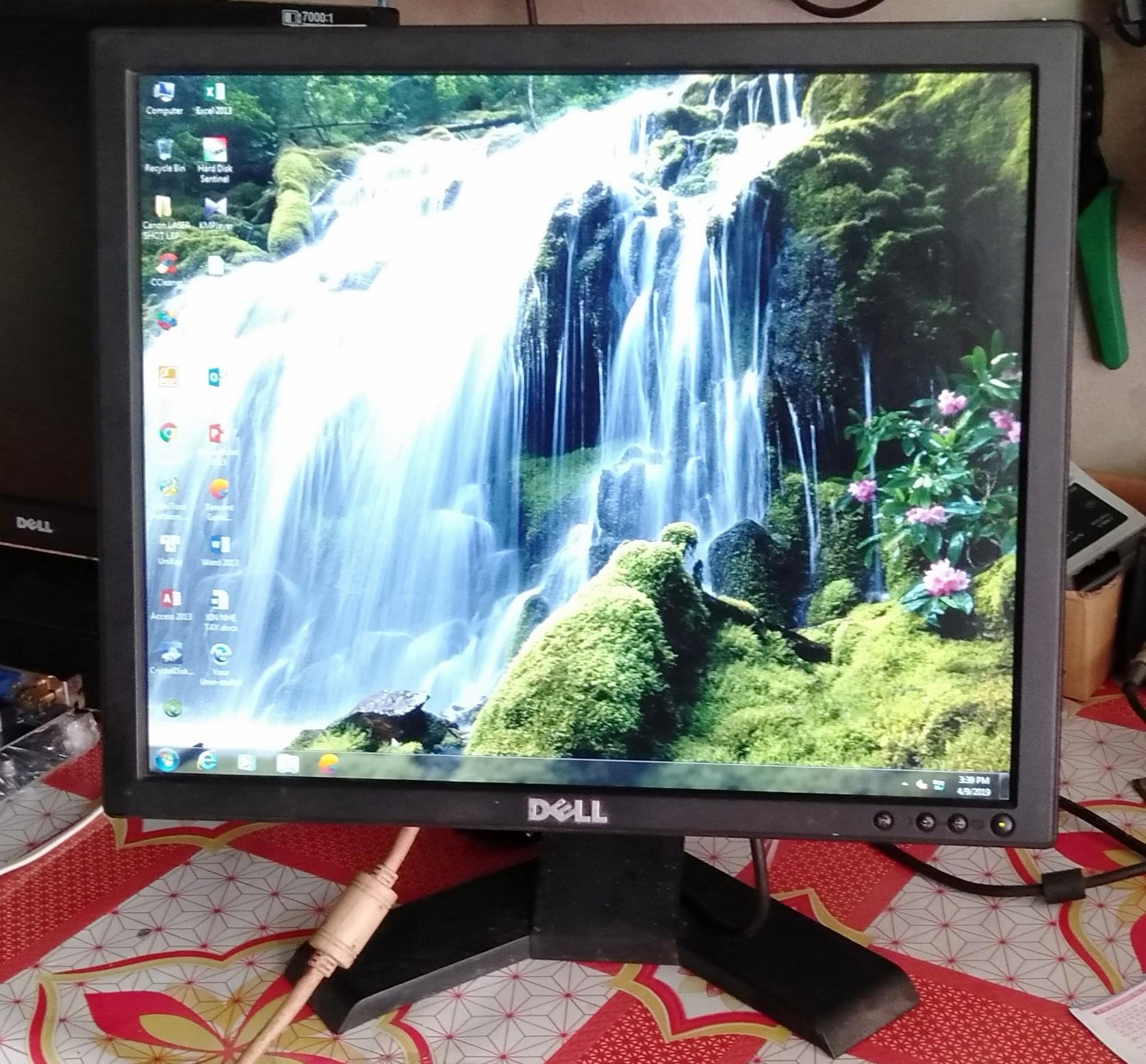 Màn Hình Dell LCD 17in còn rất đẹp màu sắc tươi sáng không bị lõi hay sọc chỉ