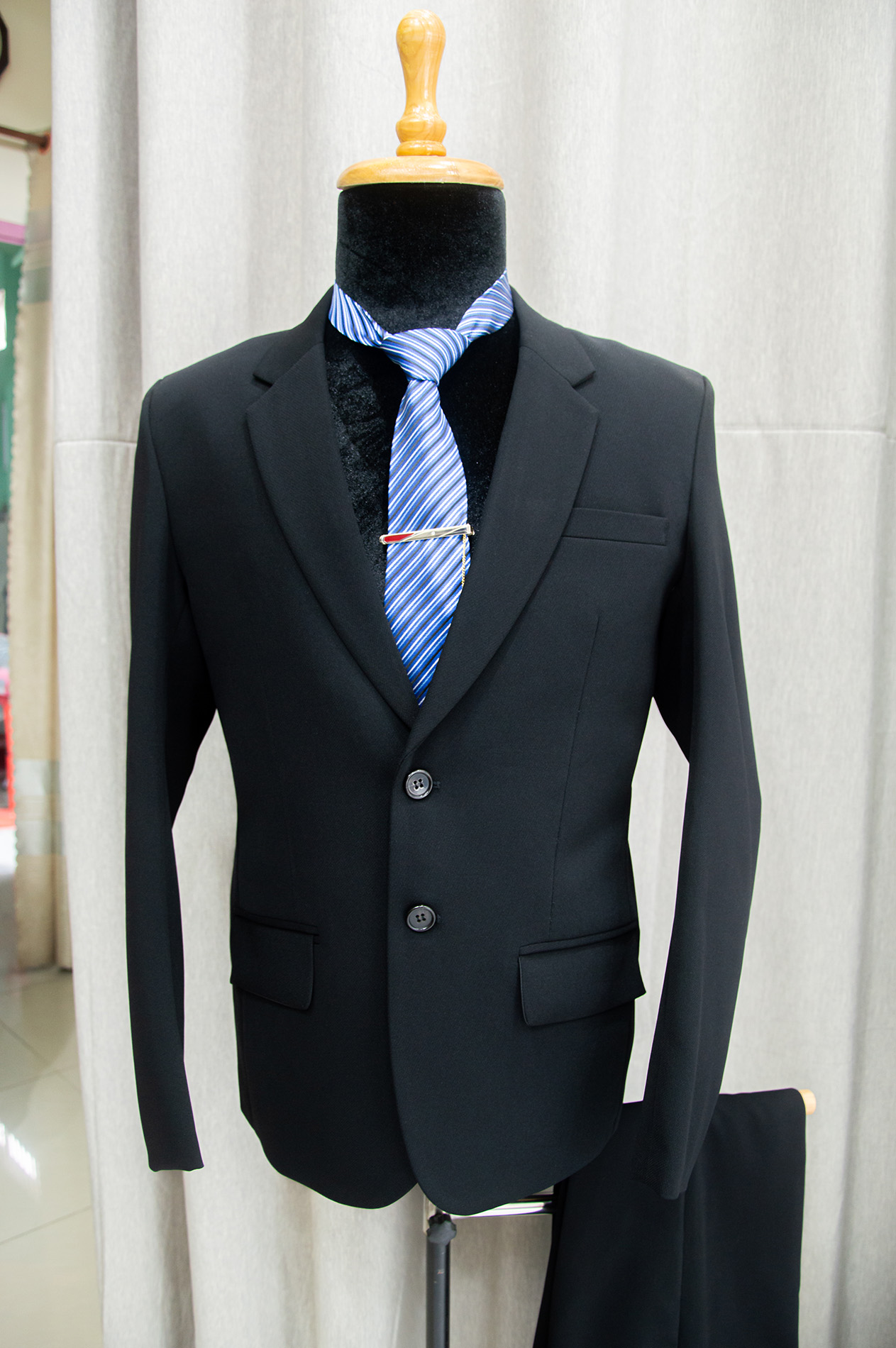 Bộ vest nam form suông màu đen tặng kèm combo phụ kiện