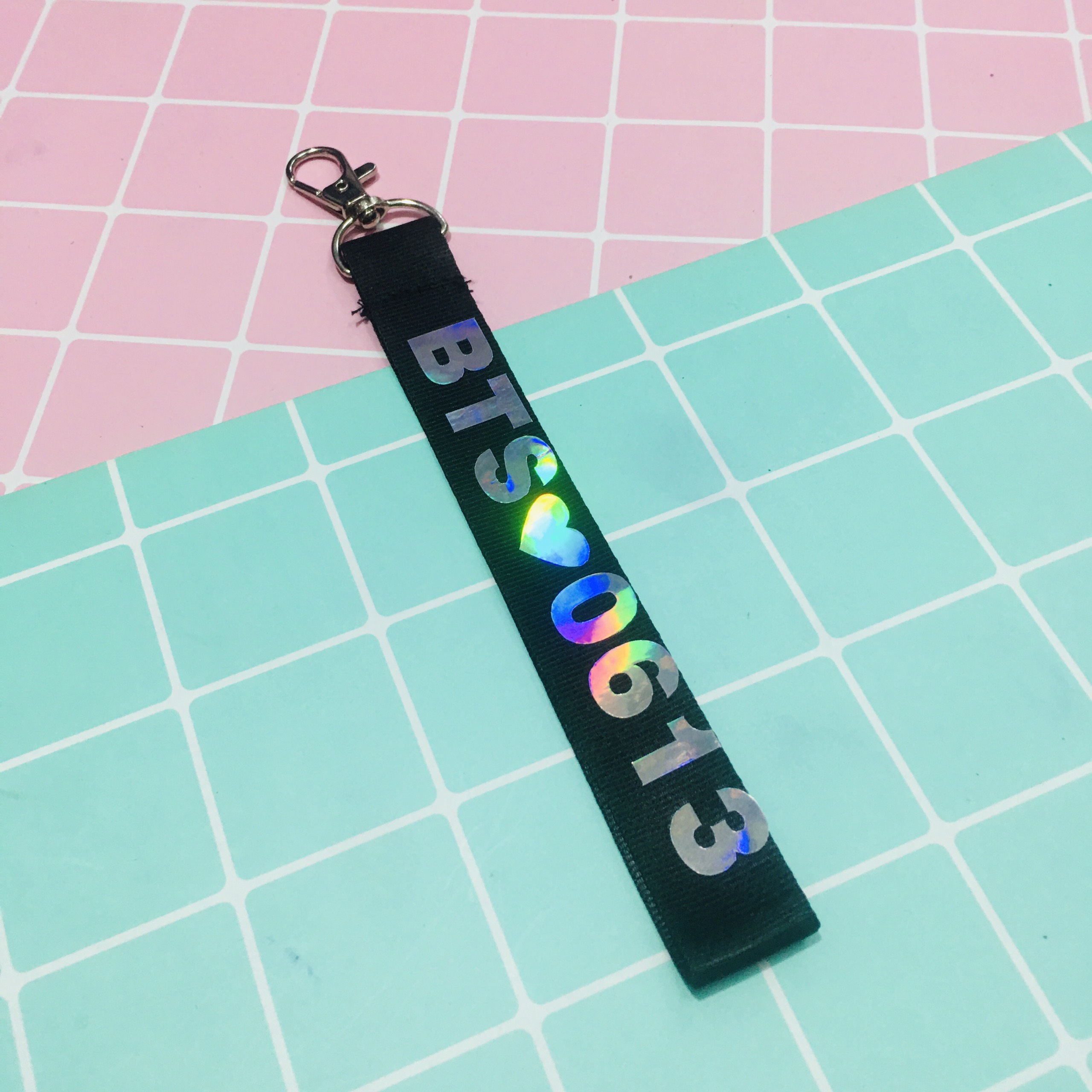 Móc khoá nametag bts và thành viên strap chữ phản quang kpop