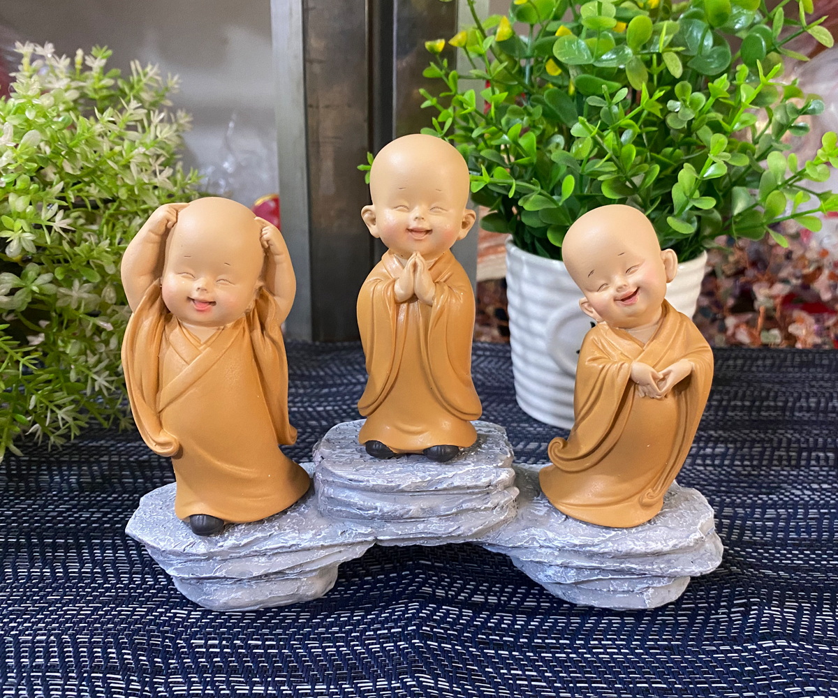Bộ 03 tượng chú tiểu áo nâu yêu đời 8cm kèm chân đế giả đá
