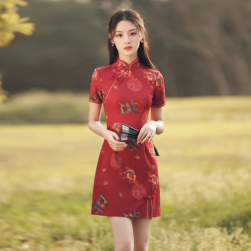 Đầm sườn xám trung hoa đỏ cải tiến ngắn phong cách trẻ