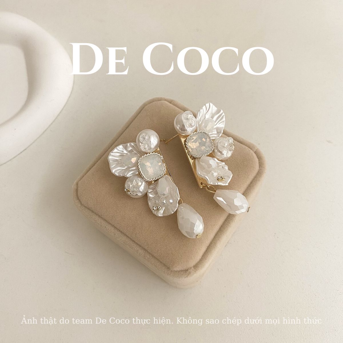 Khuyên tai hạt trong với cánh xà cừ De Coco
