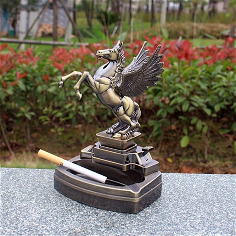 Gạt tàn thuoc lá hình con ngựa kèm bật lửa