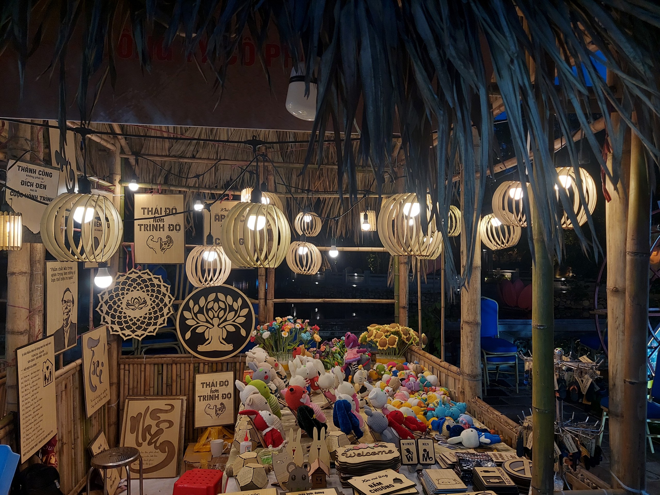 Đèn Gỗ DIY, đèn gỗ tròn xoắn, đèn gỗ AKZ-DG02 trang trí decor cửa hàng hiệu ứng không gian đẹp, quán cafe