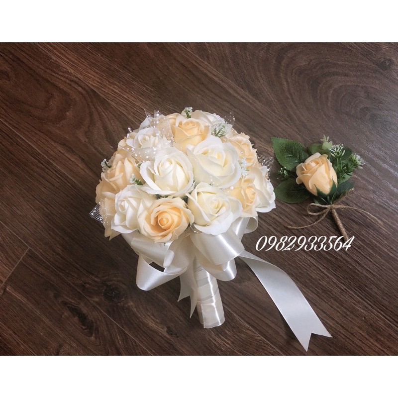 Bó hoa cưới cầm tay cô dâu sáp thơm