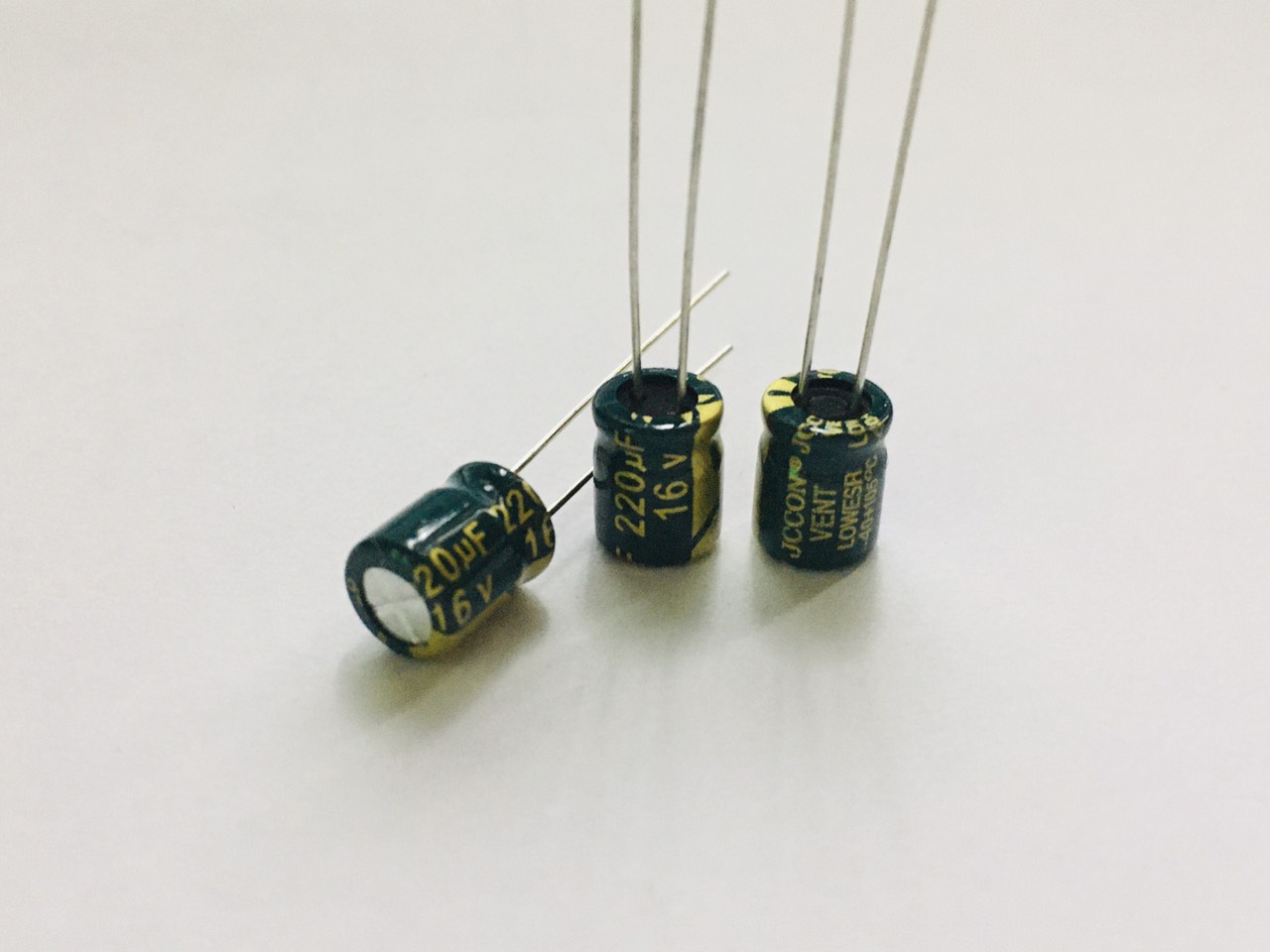 Bộ 10 tụ hóa 220uf 16v 6x7mm tần số cao