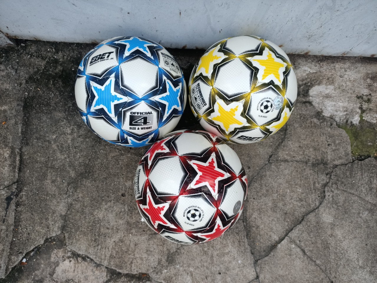 QUẢ BÓNG ĐÁ ĐỘNG LỰC EBET SIZE 4 GIÁ TỐT TẠI WILLSPORT - MÀU NGẪU NHIÊN HOẶC IB