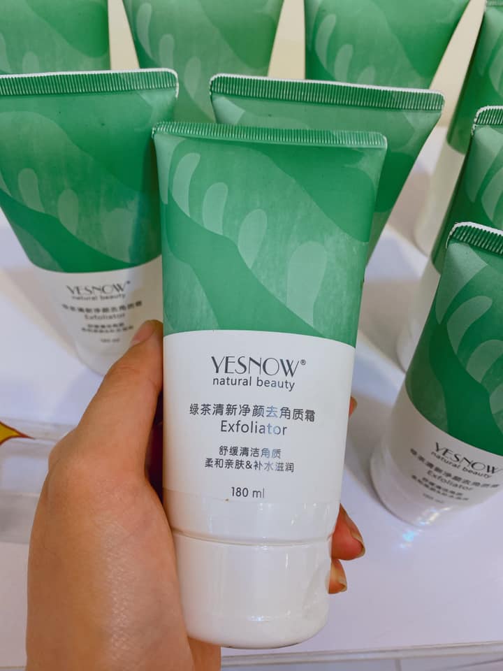 Kem tẩy tế bào chết da mặt chính hãng Yesnow, với tinh chất lá trà xanh tự nhiên, làm sạch sâu từ bên trong, ngăn ngừa mụn cám, đầu đen. Giúp là da sáng khoẻ, trắng mịn.