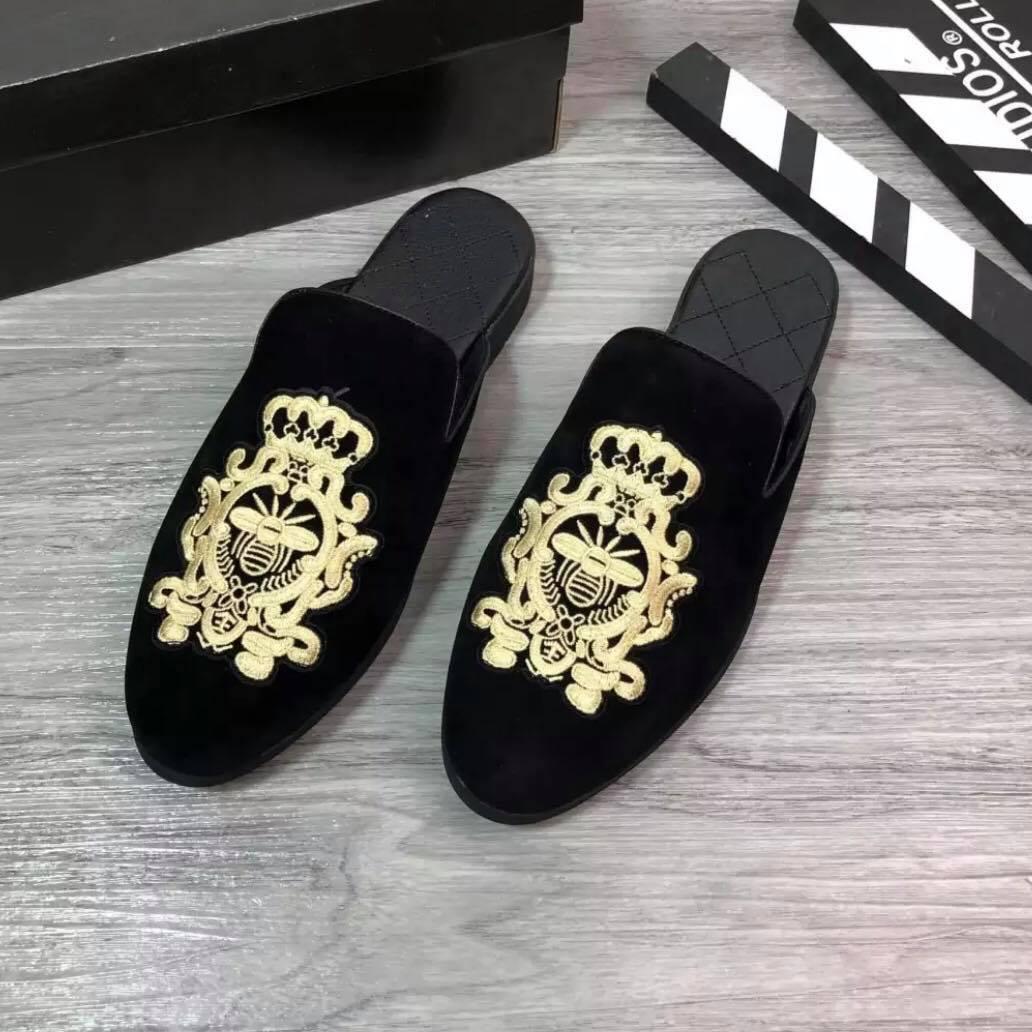 Sục da lộn thêu ong vàng nam