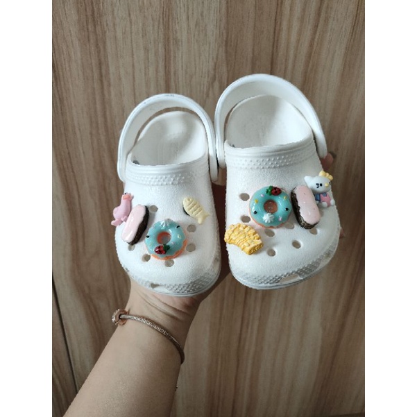 Hàng bán chạy 🔥 dép sục crocs cho bé + sticker gắn trên sục.