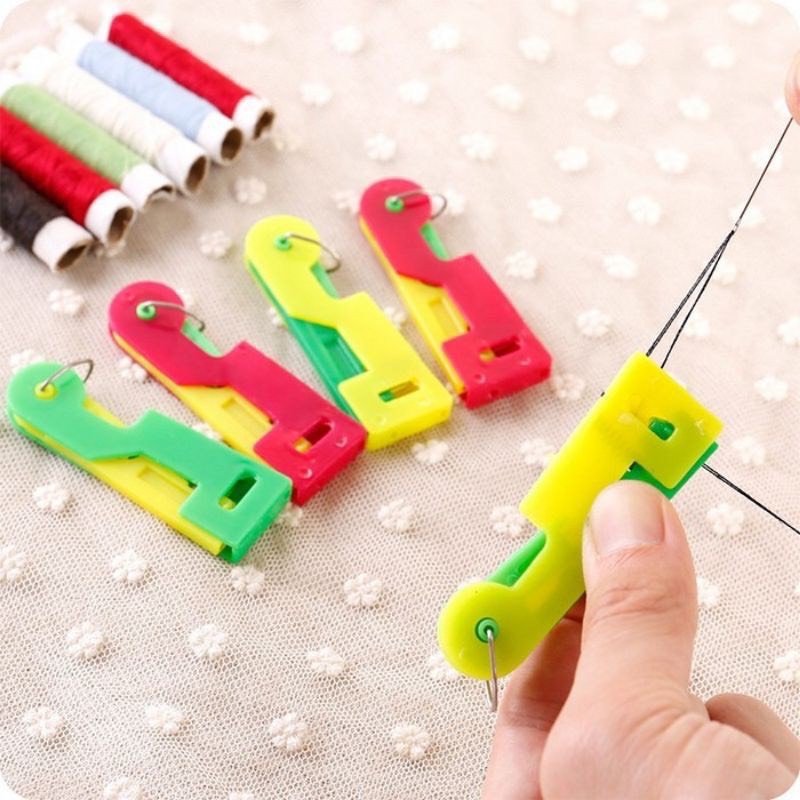 Dụng cụ luồn chỉ vào kim giúp xỏ kim dễ dàng
