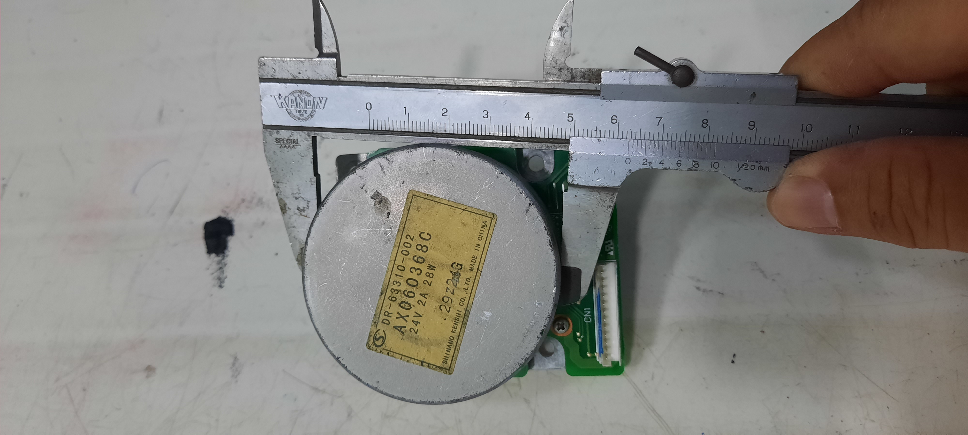 Motor không chổi than 28w cốt 5mm chế quạt