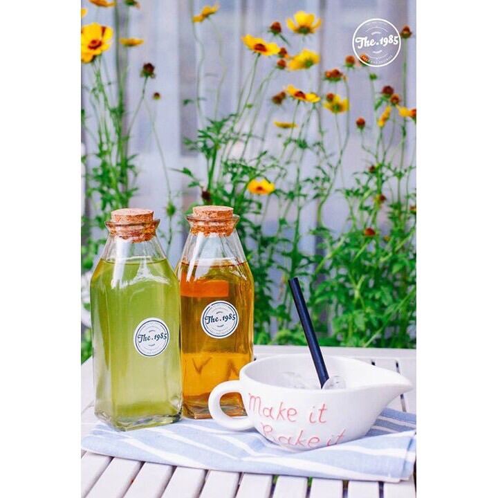 Chai thuỷ tinh vai vuông nút gỗ đựng nước ép, sữa hạt, cắm hoa (350ml)