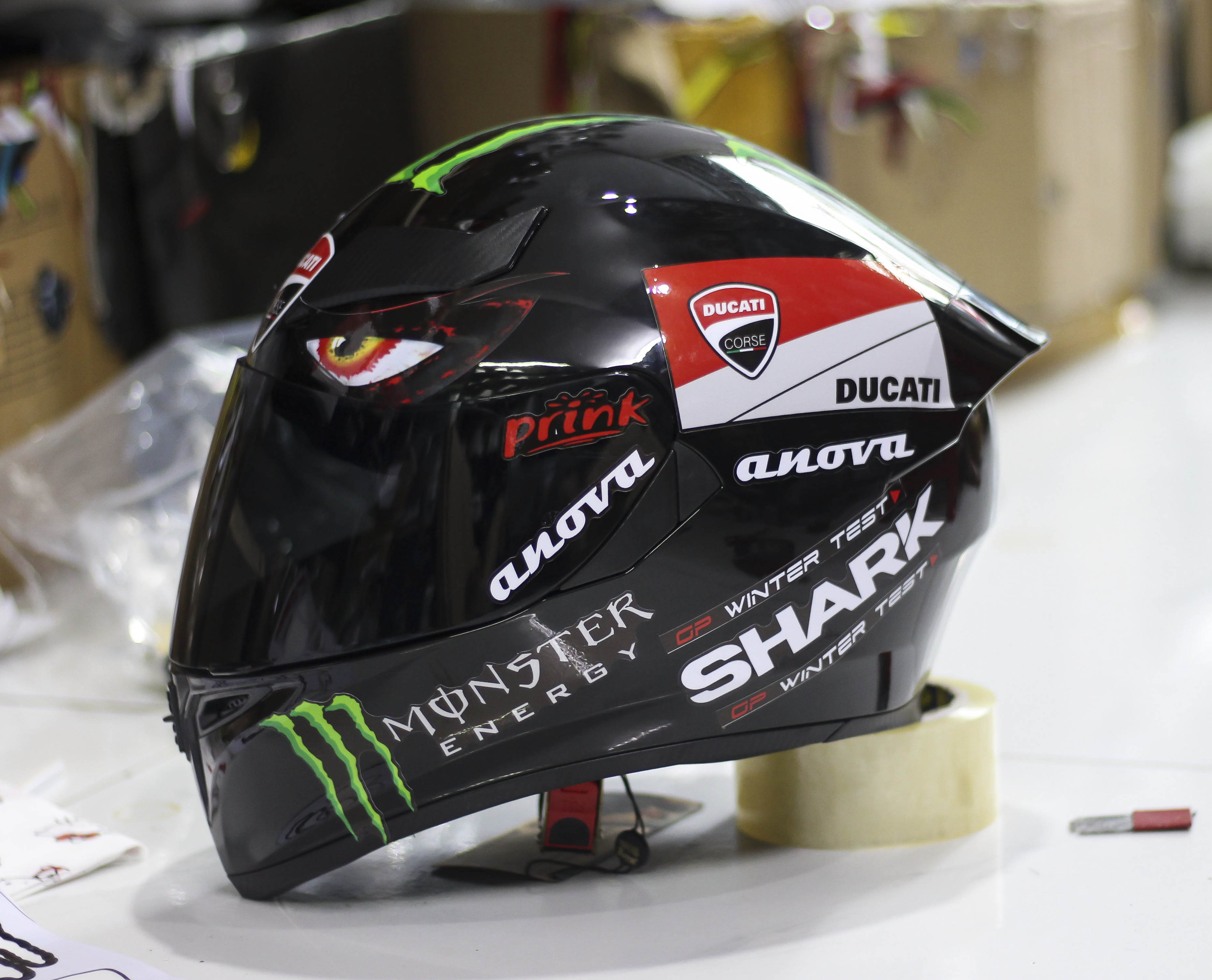 Nón ROC  ROYAL M138B màu Đen bóng lên tem SHARK siêu phẩm ( sẵn đuôi gió và túi đựng nón ) 2024