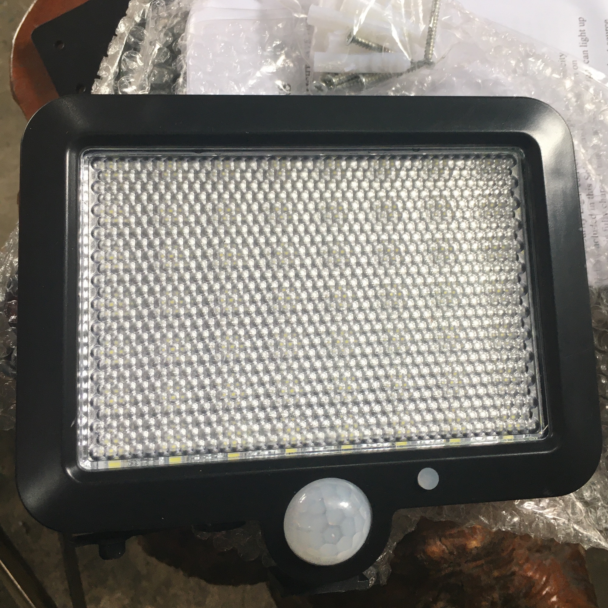 Đèn NLMT 56 Led - Tấm Pin Rời - Dây Nối 5m - 3 Chế Độ Cảm Biến