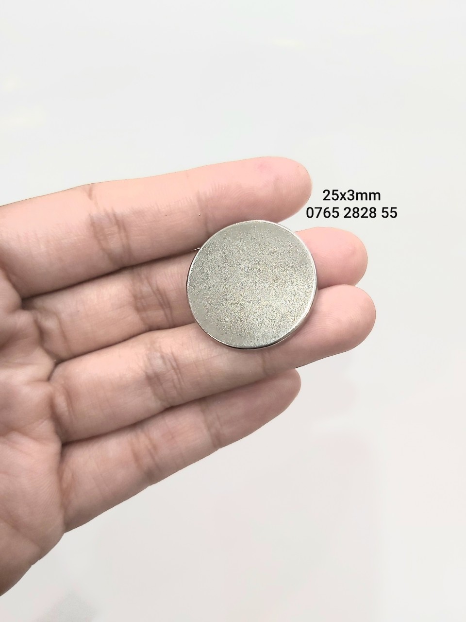 Nam châm đất hiếm / nam châm vĩnh cữu hình tròn 25x3 mm (đường kính 25mm, dày 3mm), mạ niken, lực từ mạnh