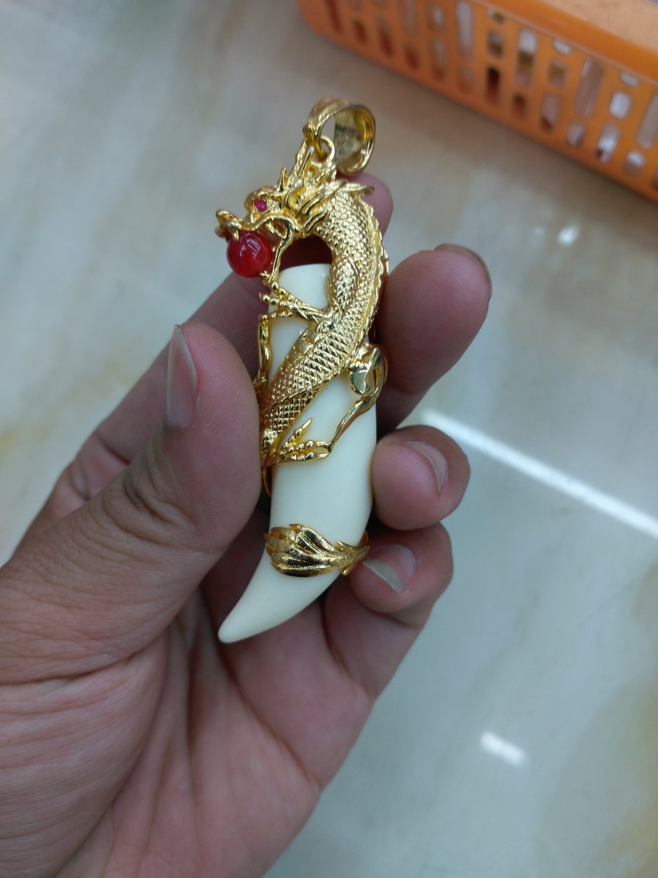 Mặt dây chuyền nanh rồng bằng sứ mẫu cực chất