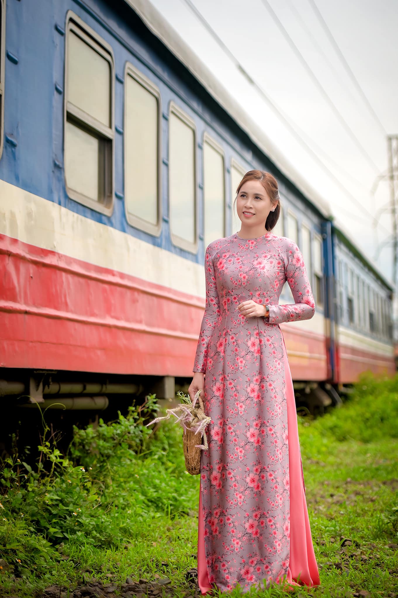 vải may áo dài in hoa văn họa tiết hoa đều chất lụa pháp mềm rủ mặc mát (cả bộ vải)
