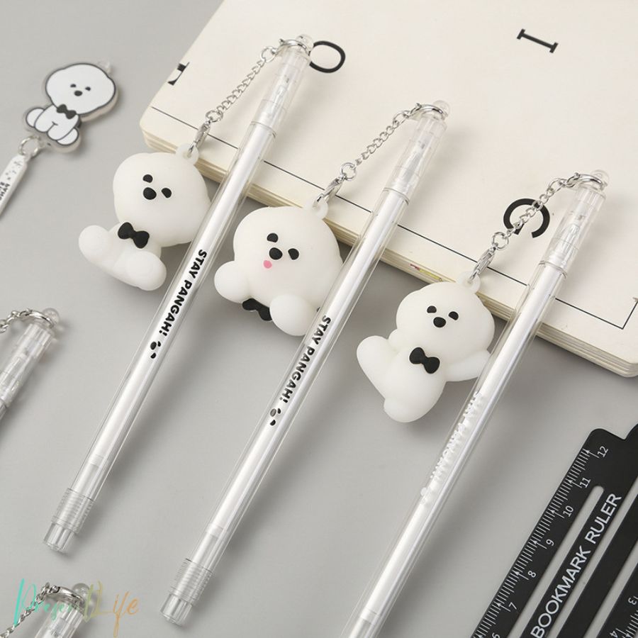 Bút nước đính túi gấu xinh xắn, ngồi bút êm, mực đen dễ dàng sử dụng.