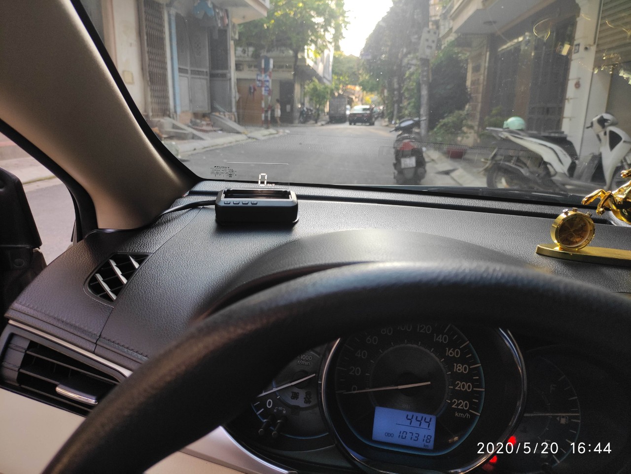 Thiết bị hiển thị tốc độ Hud C100 Toyota Vios 2014-2015-2016-2017-2018-2019-2020 bản nâng cấp rõ nét có kính hiển thị không cần dán film Có video test