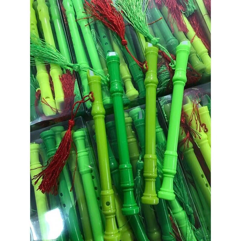 Bút bi hình cây sáo và thổi sáo được