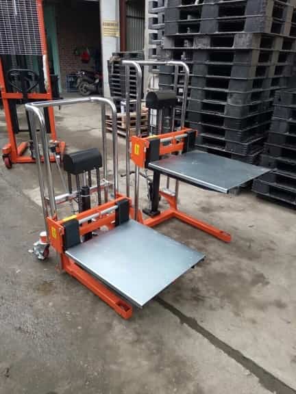 Xe nâng tay cao mini 400kg lên cao 1.5M có mặt bàn nâng và 2 càng nâng, khung ống mạ inox nhẹ gọn
