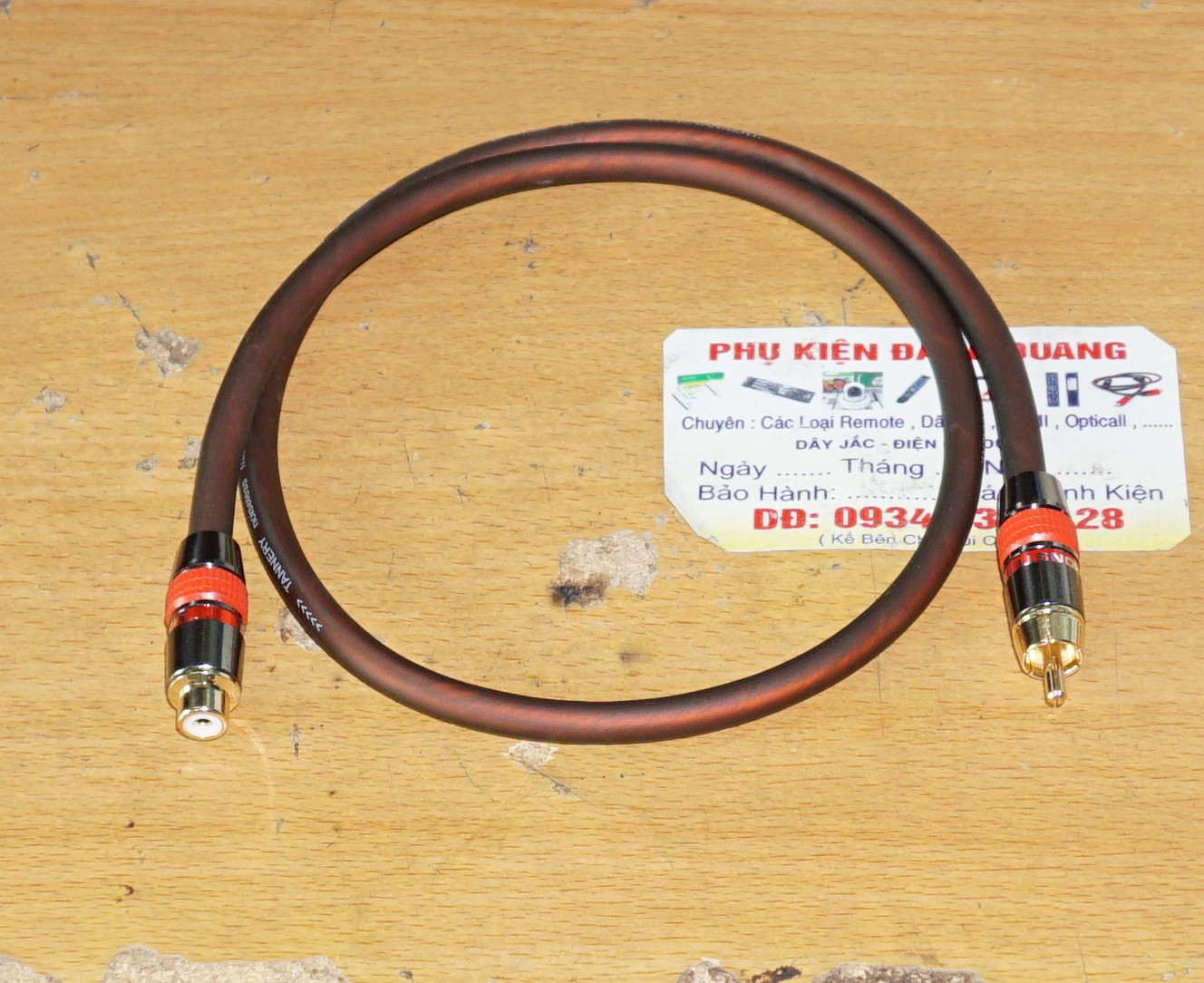 Một sợi dây nối dài AV 1m