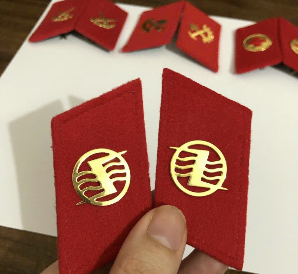 Tiết Thông Tin, phù hiệu thông tin trên nền tiết đỏ - ve cài áo tiết trên nền đỏ gắn sẵn