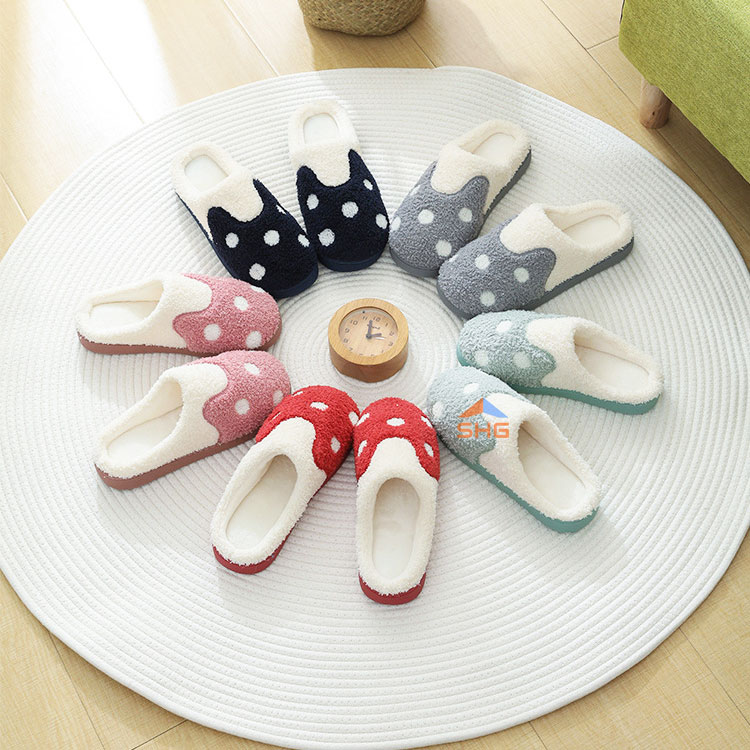 [HCM]DÉP BÔNG (LÔNG) XOẮN HÌNH TRÁI DÂU ĐẾ CAO SU CỰC ÊM CHÂN