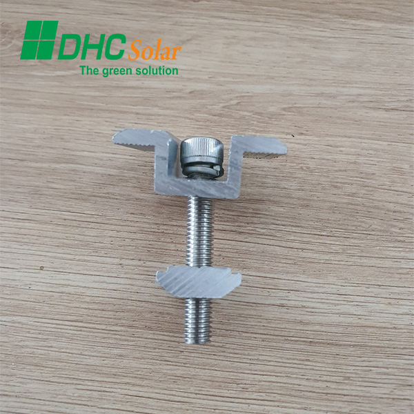 Kẹp giữa tấm pin năng lượng mặt trời