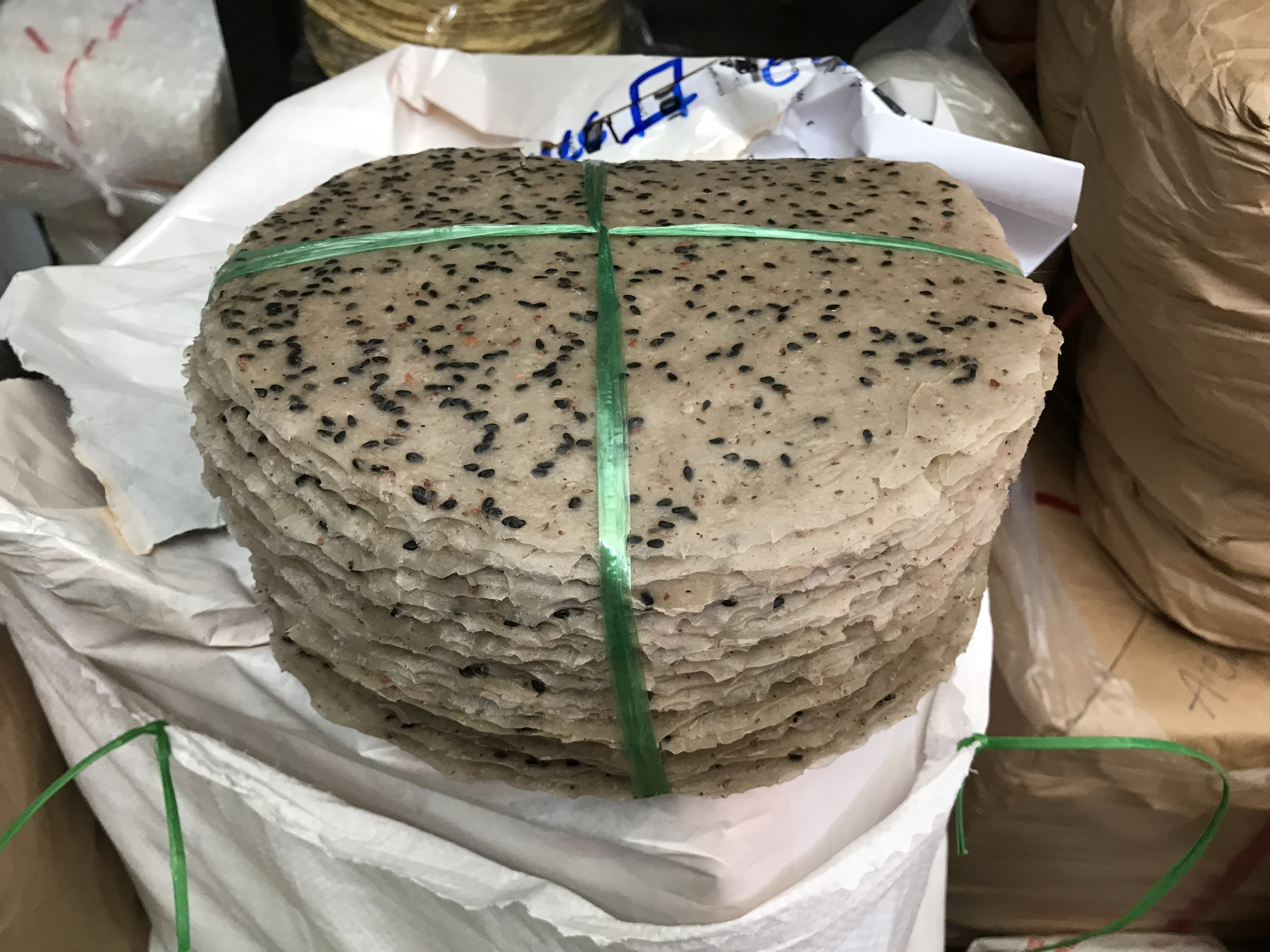 Bánh tráng mè đen cốt dừa size 20cm