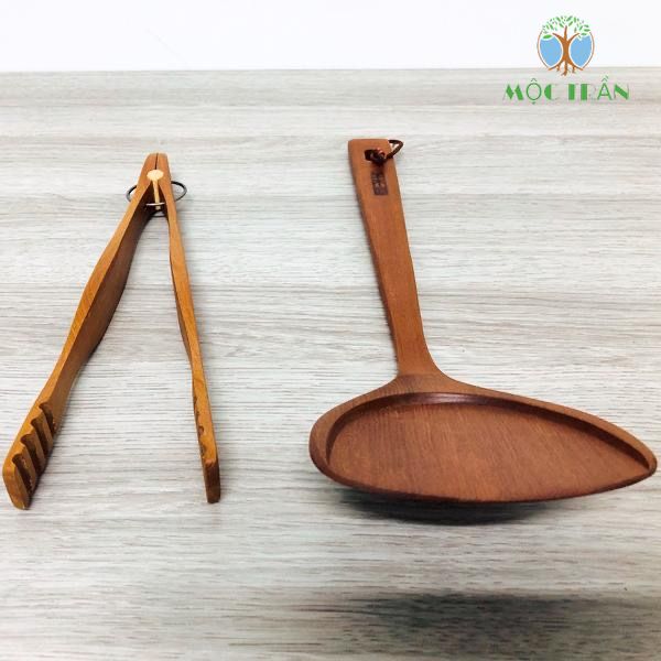 Combo Sạn 35 cm & Kẹp 28 cm Thức Ăn Gỗ Xà Cừ MỘC TRẦN, đồ dùng nhà bếp chiên xào bảo vệ bề mặt chảo chống dính và kẹp gỗ cách nhiệt hạn chế bỏng tay khi sử dụng - SẢN PHẨM TIÊU CHUẨN XUẤT KHẨU