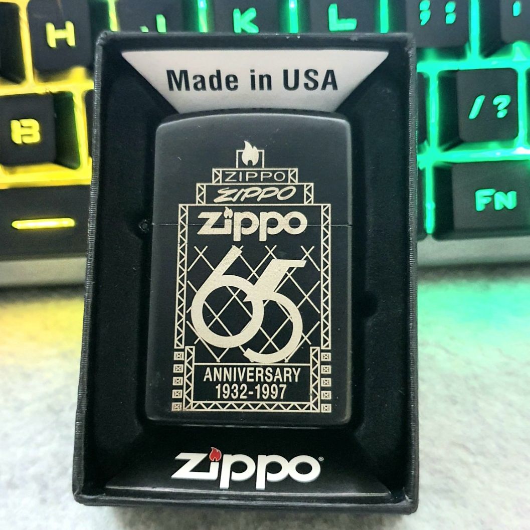 Bật Lửa Zippo Kỷ Niệm 65 Năm Đời Số ( Tặng Đá Bấc Xịn) Hộp Quẹt Thích Hợp Làm Quà Sưu Tầm (KHÔNG XĂNG)