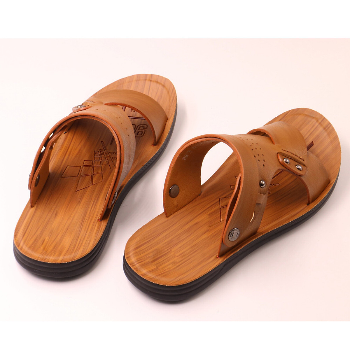 Dép Da Nam Quai Ngang Được Làm Từ Da Bò Cực Mềm Êm. Đế Được Làm Từ Cao Su Biến Tính Cực Mềm Dẻo Phụ Kiện Xịn Đường Keo Sắc Nét Tinh Tế