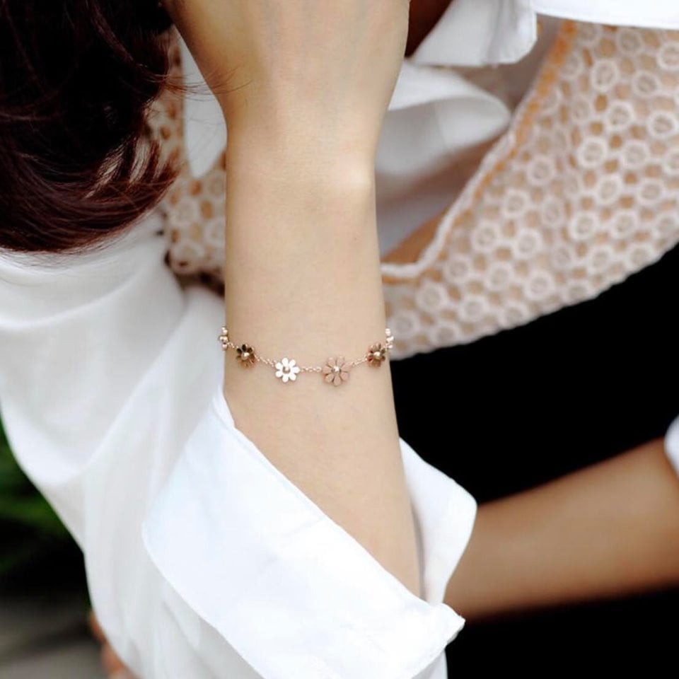 Vòng tay nữ đẹp lắc tay titan không han gỉ - mẫu hoa cúc họa mi, thiết kế tinh xảo, sang trọng và thời thượng, phù hợp với mọi loại trang phục