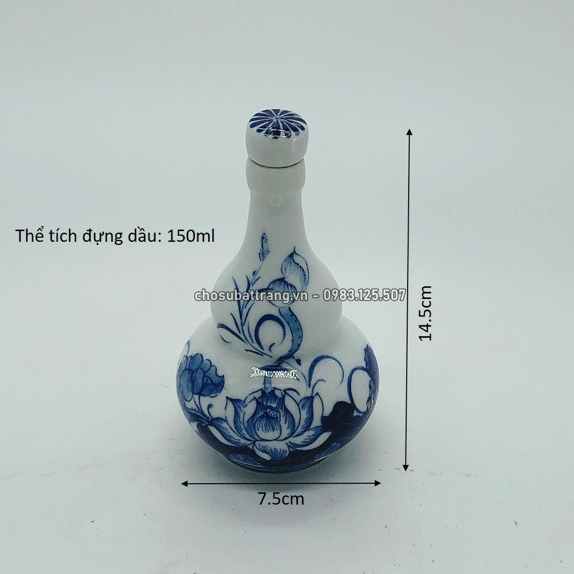 Nậm thờ sen men xanh lam trên bàn thờ